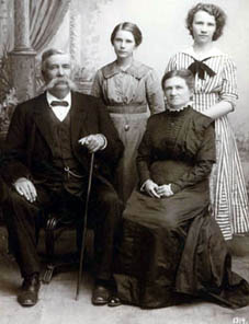 Elias Arnqvist med maka och döttrar